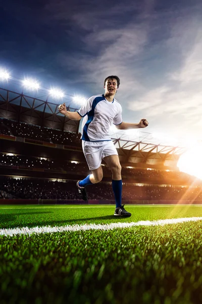 Jugador de fútbol en acción puesta de sol — Foto de Stock