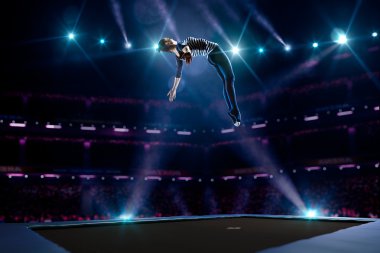 Genç kız trambolin üzerinde atlıyor