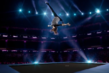 Genç kız trambolin üzerinde atlıyor