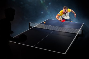 Genç spor tenis oyuncusu ışıklı siyah arka plan üzerinde oyun dostum