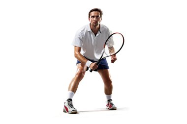beyaz izole genç adam tenis oynuyor