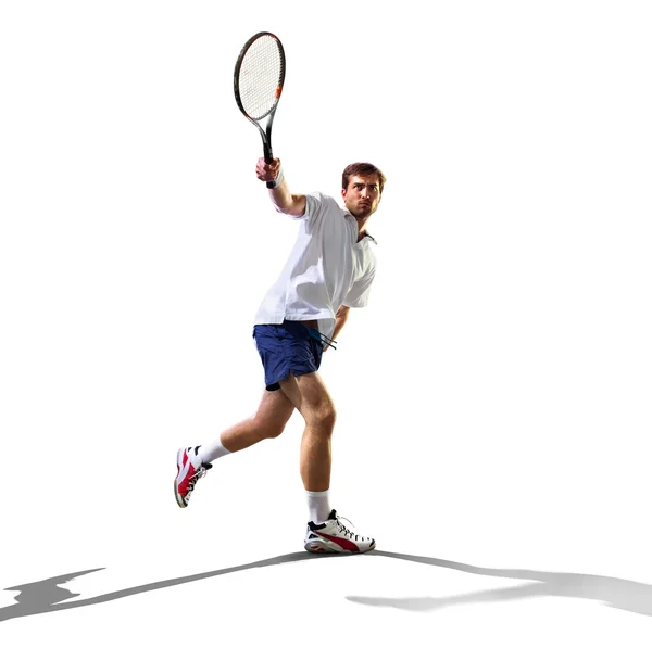 Isolato su bianco giovane uomo sta giocando a tennis — Foto Stock