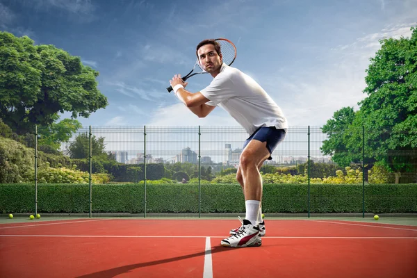 Il giovane sta giocando a tennis — Foto Stock