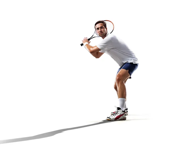 Isolato su bianco giovane uomo sta giocando a tennis — Foto Stock