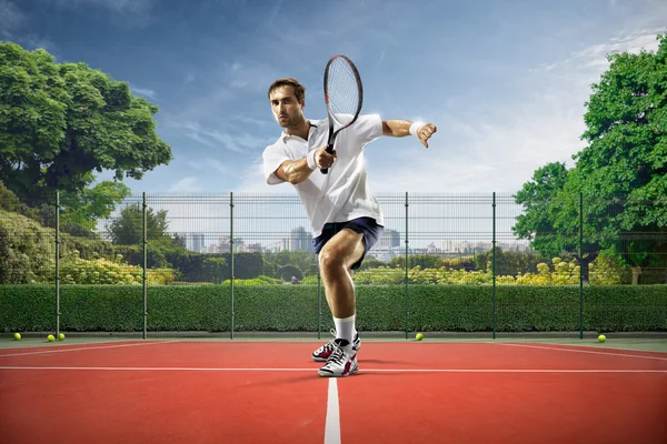 Il giovane sta giocando a tennis — Foto Stock