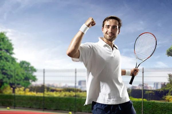 Il giovane sta giocando a tennis — Foto Stock