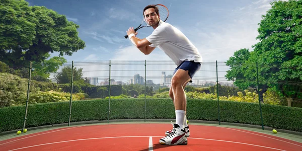 Il giovane sta giocando a tennis — Foto Stock