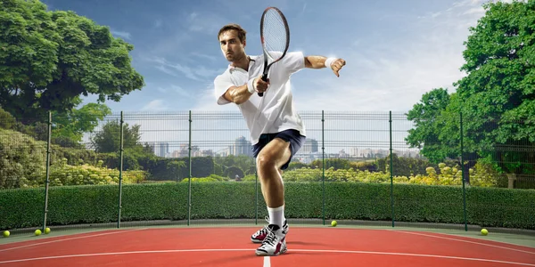 Il giovane sta giocando a tennis — Foto Stock