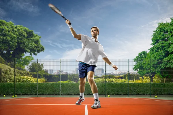 Il giovane sta giocando a tennis — Foto Stock