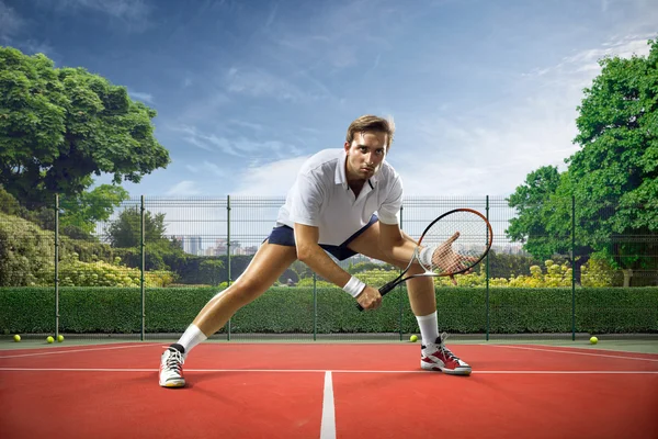 Il giovane sta giocando a tennis — Foto Stock