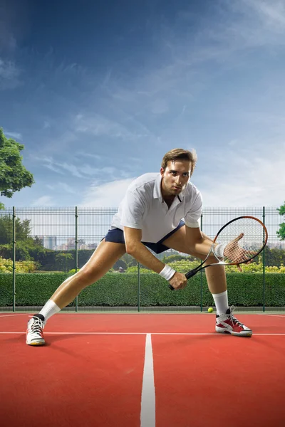 Il giovane sta giocando a tennis — Foto Stock