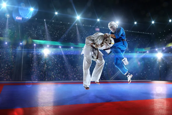 Dwóch zawodników kudo walczą na grand arena — Zdjęcie stockowe