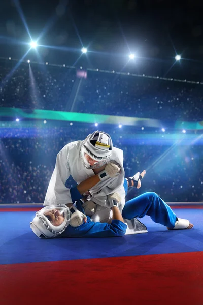 Two kudo fighters are fighting on the grand arena — Stock Photo, Image