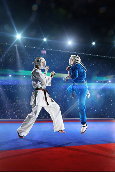 Dois kudo lutadores estão lutando na grande arena — Fotografia de Stock