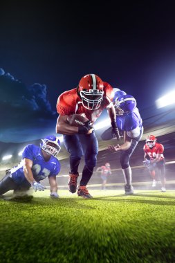 Amerikan futbolu oyuncular eylem büyük arena içinde