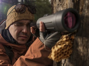 Yeni bir şeyler aramak için Explorer gözlemler