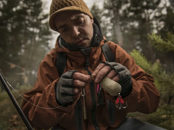 Uomo maturo pesca sul fiume selvaggio — Foto Stock