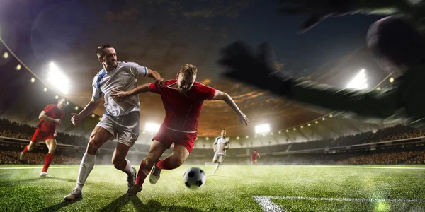 Giocatori di calcio in azione sul tramonto stadio sfondo panorama — Foto Stock