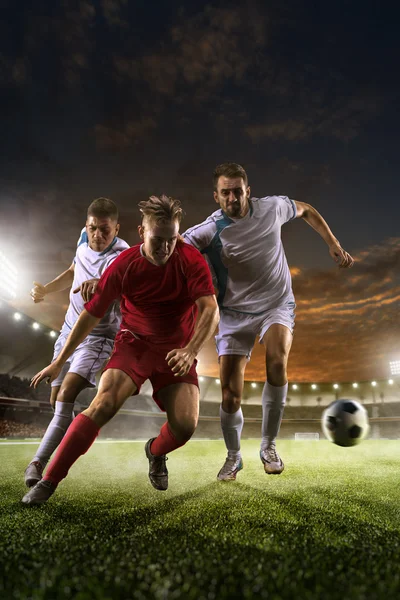 夕焼けスタジアム背景にアクション サッカー選手 — ストック写真