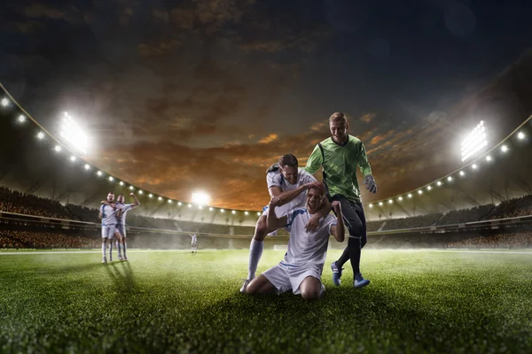 Les joueurs de football en action sur le coucher du soleil panorama arrière-plan du stade — Photo