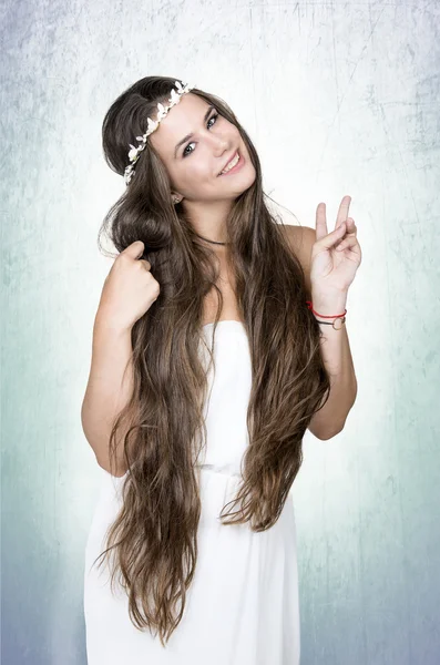 Hippie-Mädchen mit langen braunen Haaren Stockfoto