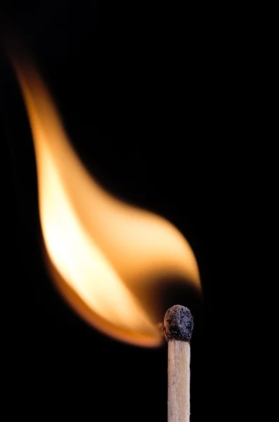 Ignição de um fósforo, sobre fundo preto . — Fotografia de Stock