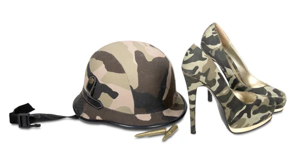 Camuflagem capacete e camuflagem sapatos de salto alto — Fotografia de Stock