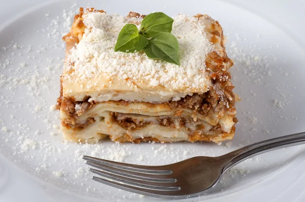 Lasagne auf weißem Teller lizenzfreie Stockfotos