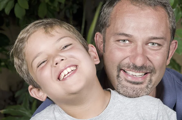 Portret van een gelukkig vader met zijn zoontje — Stockfoto