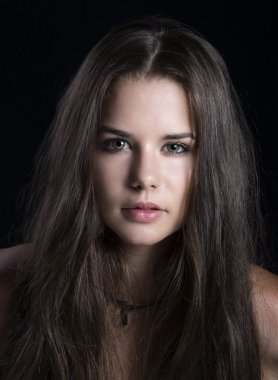 stüdyoda poz uzun saçlı güzel esmer kadın