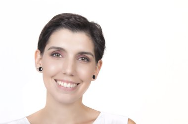 dost gülümseyen genç kadın 