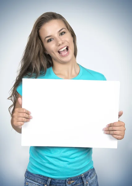 Vrouw met lege poster geïsoleerde studio portret. — Stockfoto