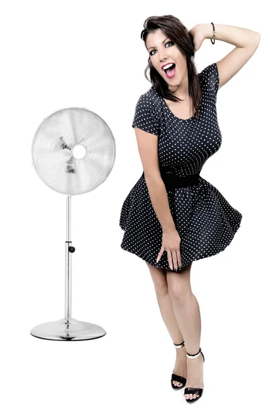 Mujer bonita disfrutando ventilador soplando detrás —  Fotos de Stock