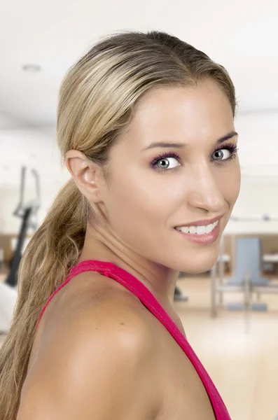 Jonge fitness vrouw in de sportschool — Stockfoto