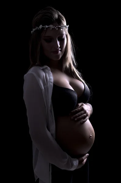 Hemen hamile kadının karnını okşuyor Telifsiz Stok Imajlar
