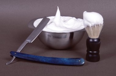 tam bir tıraş seti: razor, tıraş fırçası ve bir kase shav için