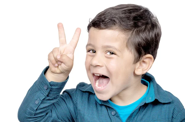 Porträt eines kleinen Jungen mit Victory-Handzeichen — Stockfoto