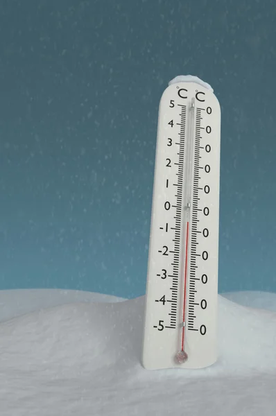 Weißes Kunststoffthermometer im Schnee — Stockfoto