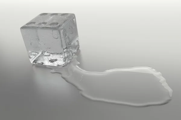 Sciogliere i dadi di ghiaccio — Foto Stock
