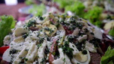 Son dekorasyonun bir parçası olarak Guatemala fiamber tabağının üzerine ızgara peynir dökülüyor.