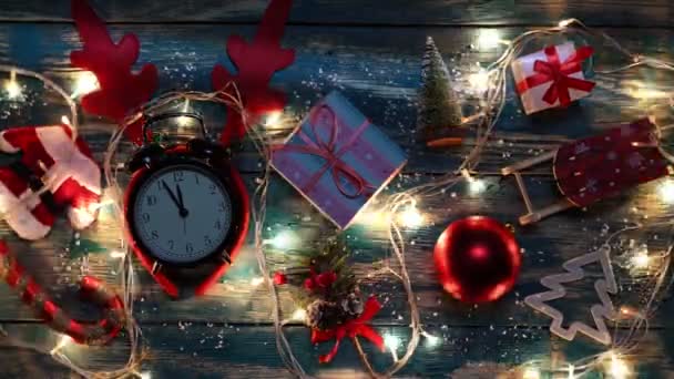 Decoraciones navideñas y relojes que muestran de cinco a doce con guirnalda ardiente — Vídeos de Stock