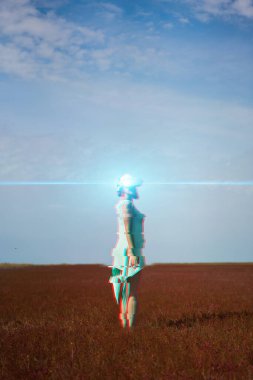 Kadın sanal gerçeklik kulaklığı kullanarak sanal gerçekliğe giriyor. Hata efektli resim.