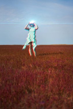 Kadın sanal gerçeklik kulaklığı kullanarak sanal gerçekliğe giriyor. Hata efektli resim.