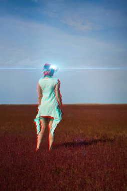 Kadın sanal gerçeklik kulaklığı kullanarak sanal gerçekliğe giriyor. Hata efektli resim.