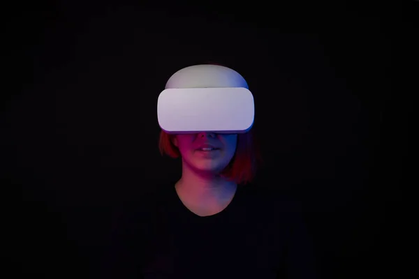 Mulher vestindo fone de ouvido realidade virtual. Conceito de realidade virtual, jogos, entretenimento e comunicação. — Fotografia de Stock