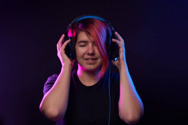 Oyun kulaklığı takan bir kadın. Sanal gerçeklik, oyunlar, eğlence ve iletişim kavramı.