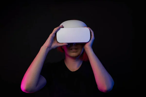 Femme portant un casque de réalité virtuelle. Concept de réalité virtuelle, jeux, divertissement et communication. — Photo