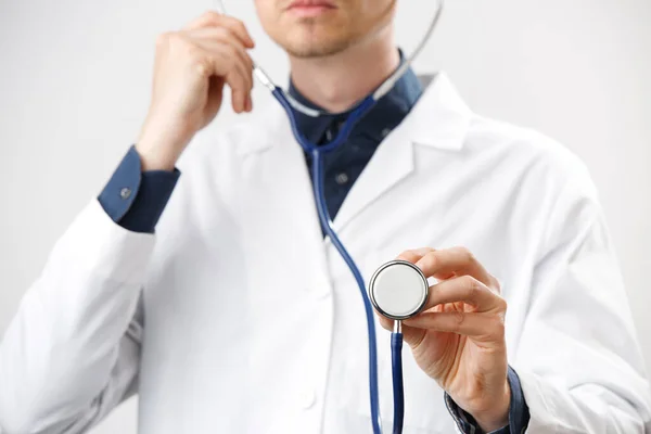 Retrato de médico com estetoscópio — Fotografia de Stock