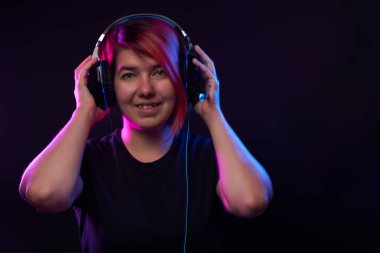 Oyun kulaklığı takan bir kadın. Sanal gerçeklik, oyunlar, eğlence ve iletişim kavramı.