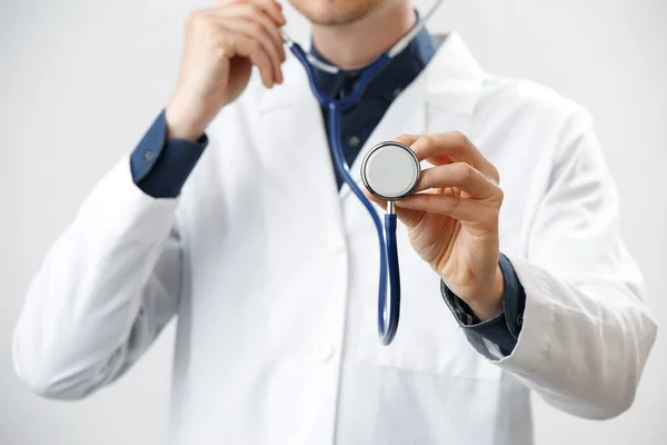 Porträt eines Arztes mit Stethoskop — Stockfoto